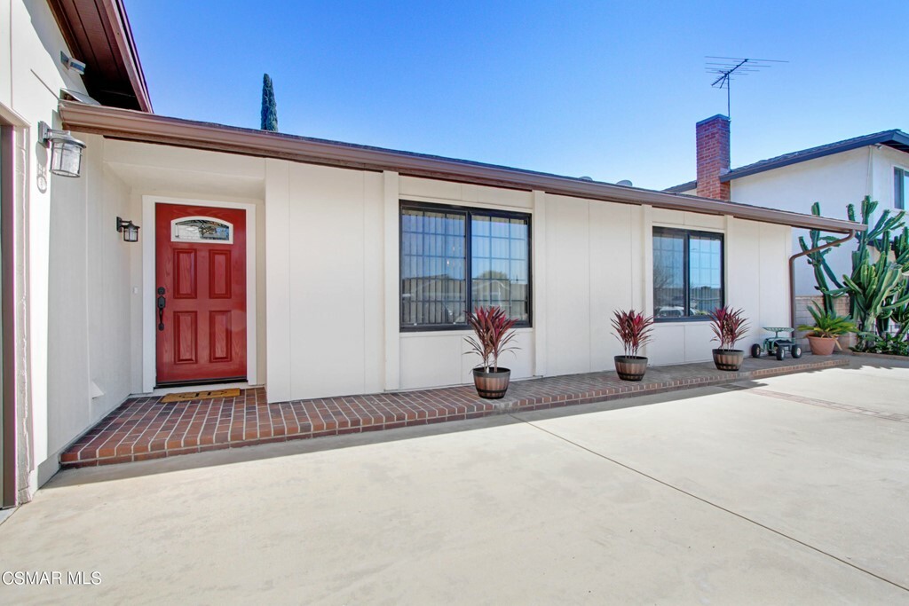 Property Photo:  2548 Hawk Street  CA 93065 