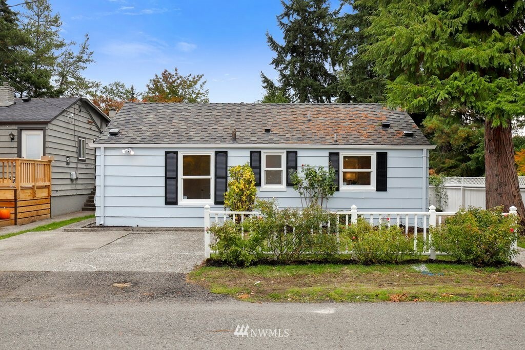 Property Photo:  18328 15th Place NE  WA 98155 