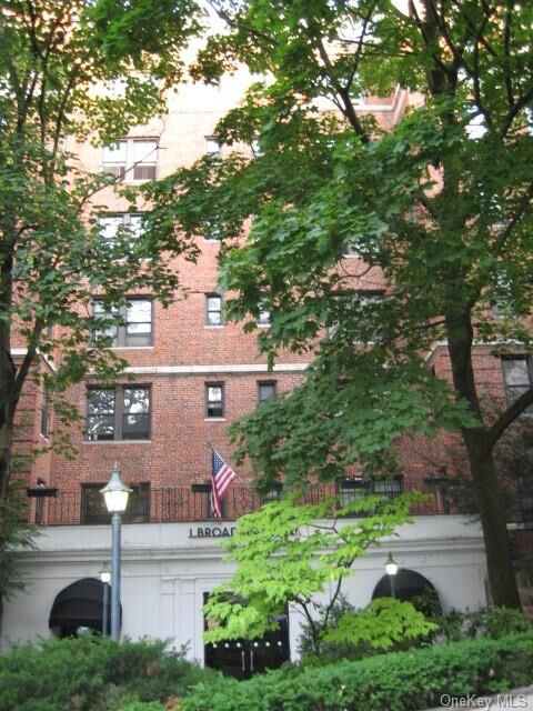 Property Photo:  1 Broad Parkway 6E  NY 10601 