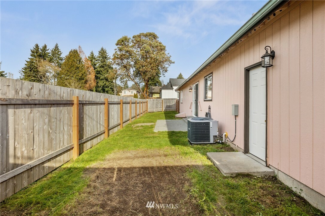 Property Photo:  551 S National Avenue  WA 98312 