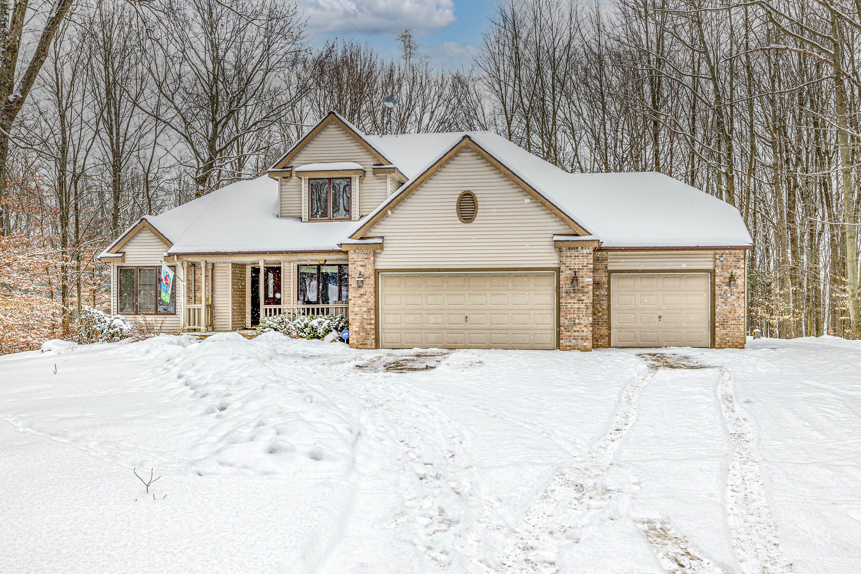 Property Photo: 15056 Oakwood Drive MI 49307