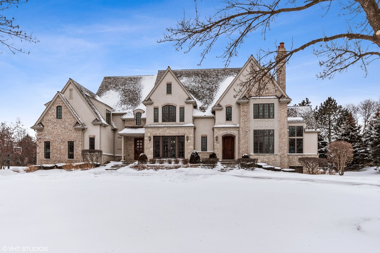 Property Photo: 4 Forest Lane IL 60010