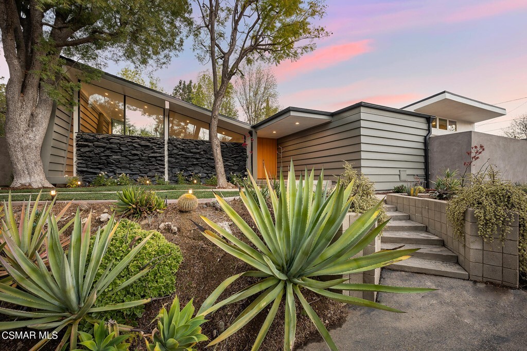 Property Photo: 19316 Palomar Place CA 91356