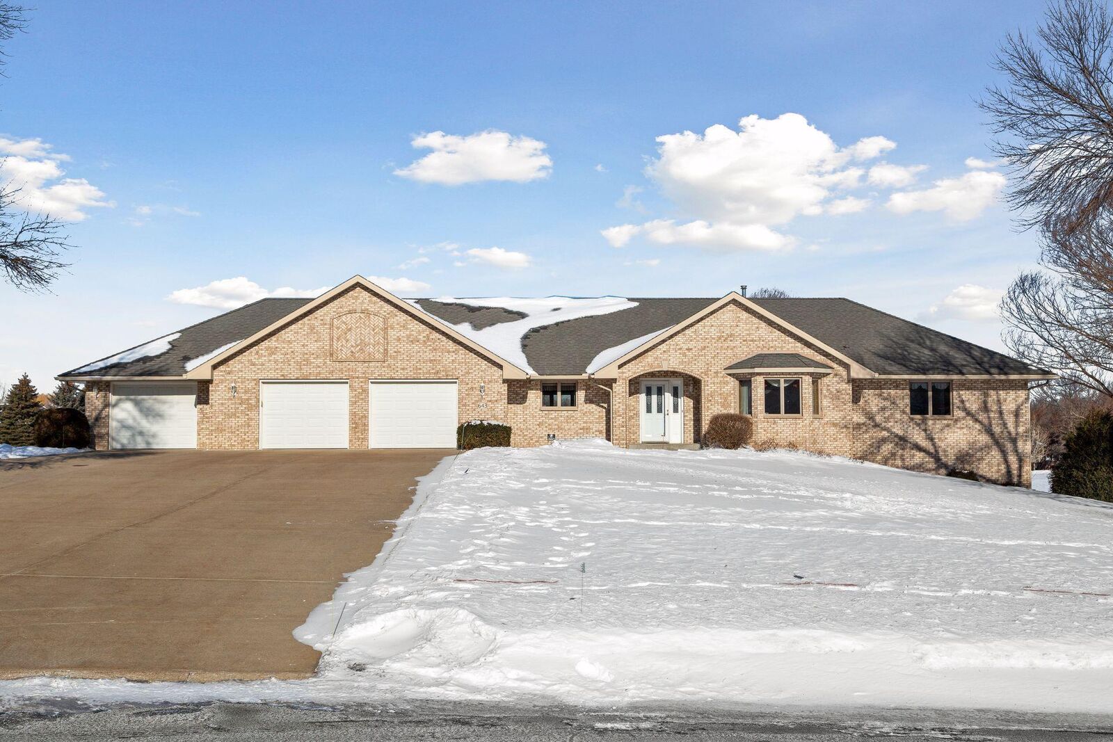 Property Photo:  643 Barrington Drive E  MN 55379 
