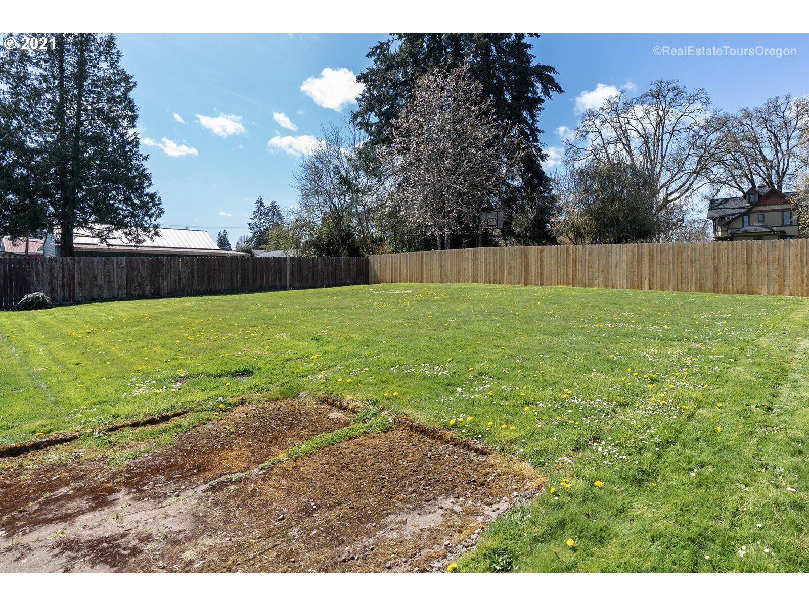 Property Photo:  2324 Main St  OR 97116