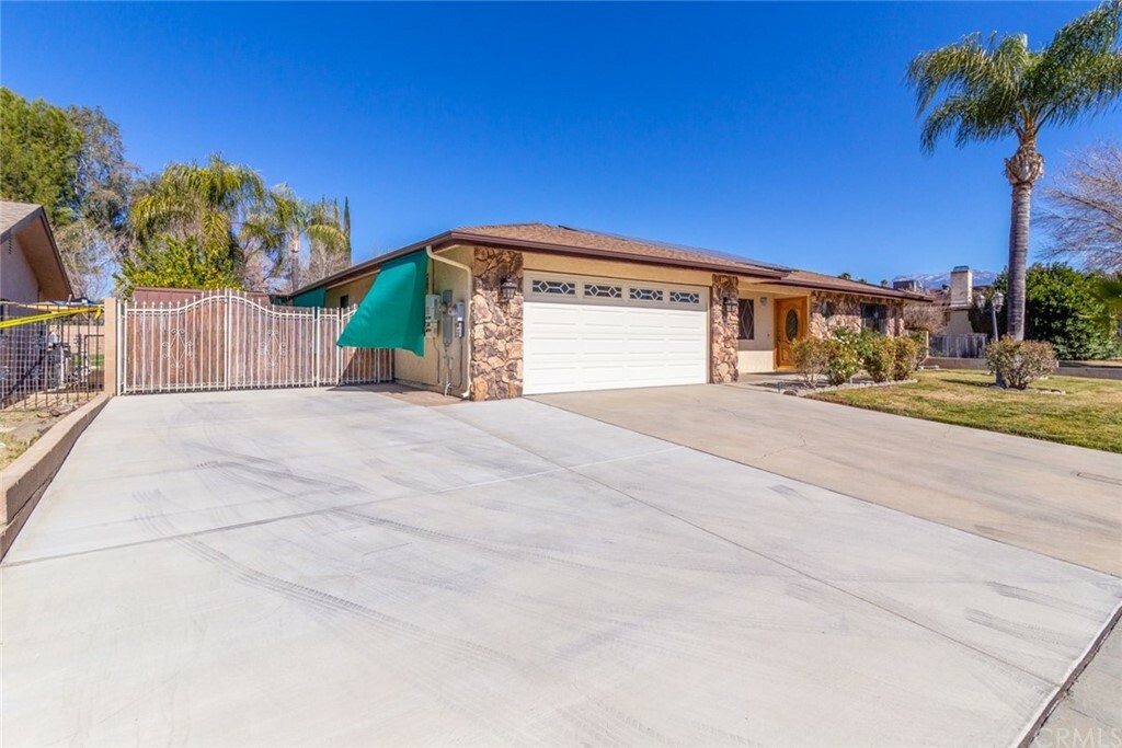 Property Photo: 41590 Lomas Street CA 92544