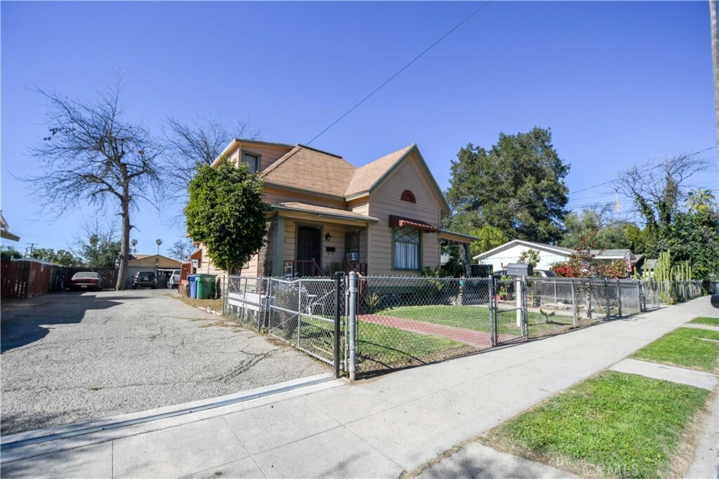 Property Photo:  707 Wisconsin Street  CA 91768 