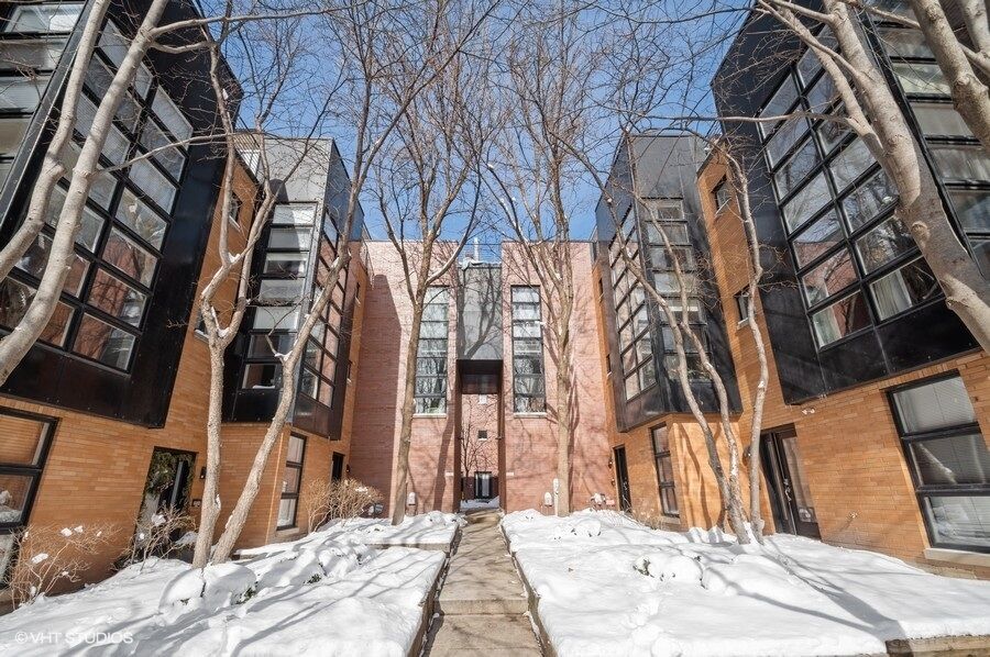 Property Photo:  2046 W Willow Street C  IL 60647 