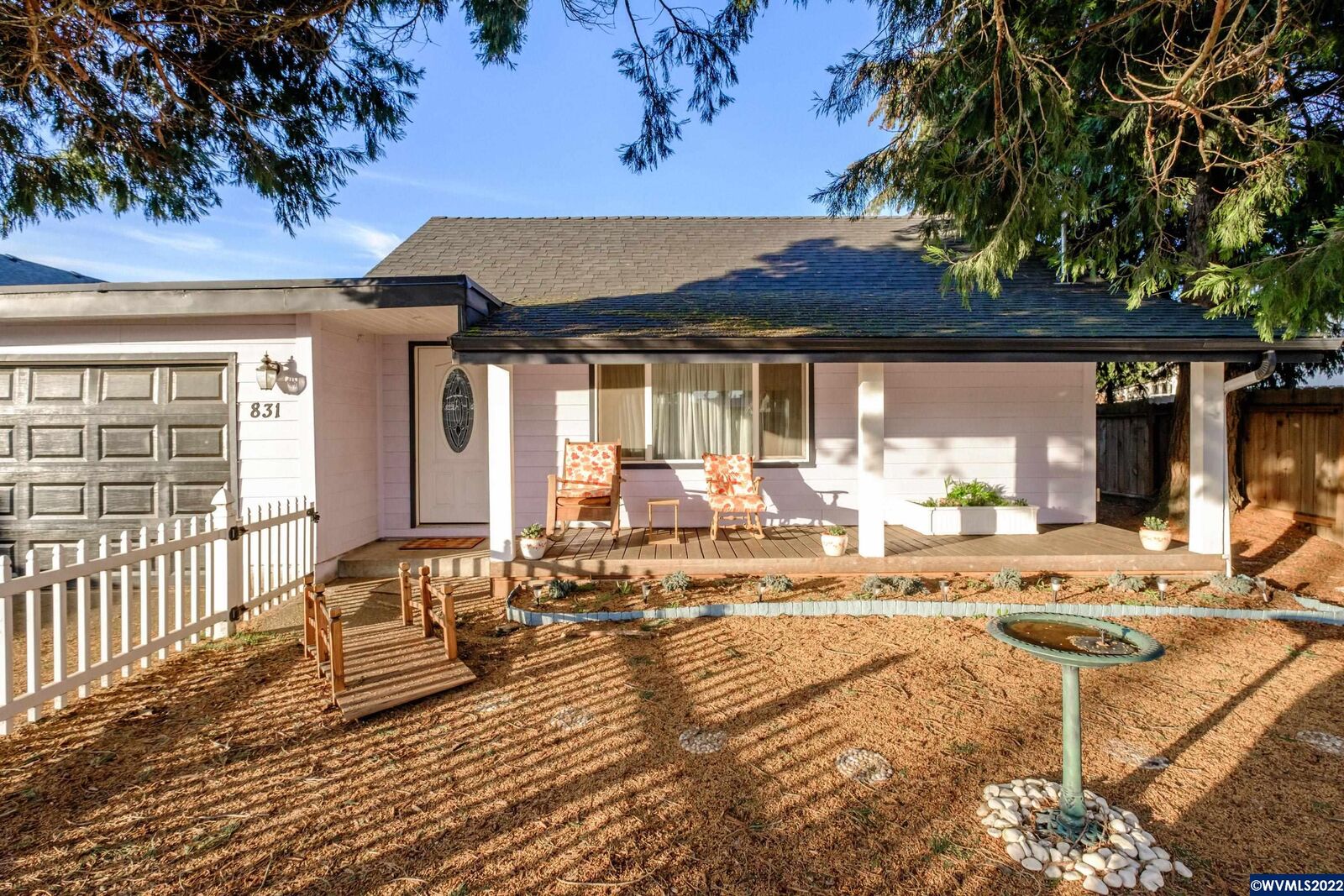 Property Photo:  831 W Oak St  OR 97355-1764 
