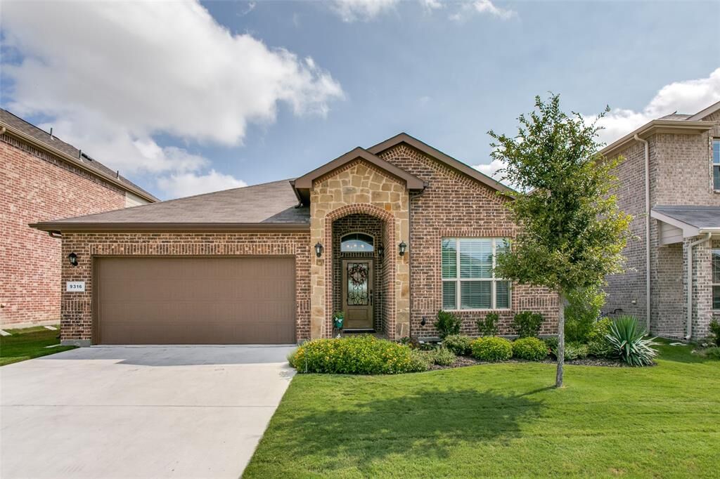 Property Photo: 9316 Bronze Meadow Drive TX 76131