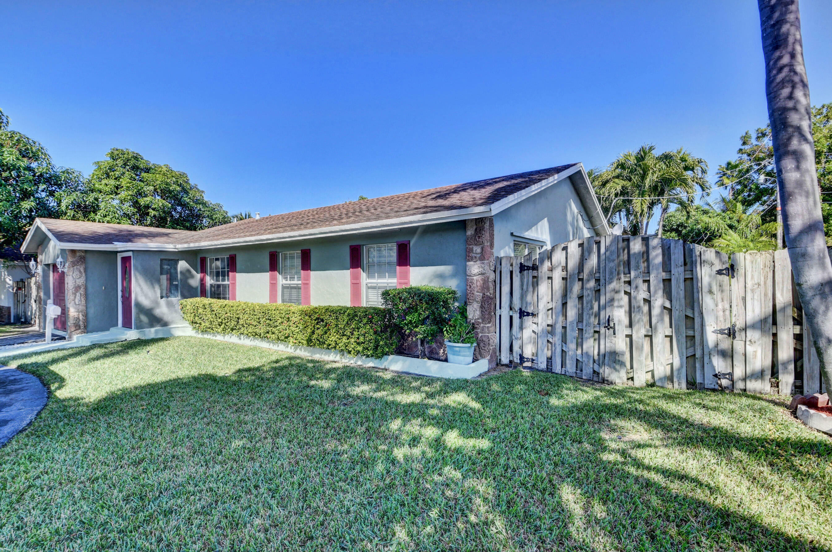 Property Photo:  203 NE 28th Terrace  FL 33431 