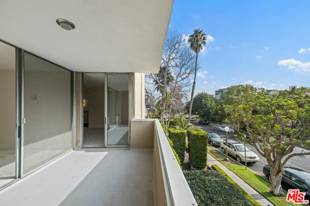 Property Photo:  10633   Kinnard Ave 7  CA 90024 