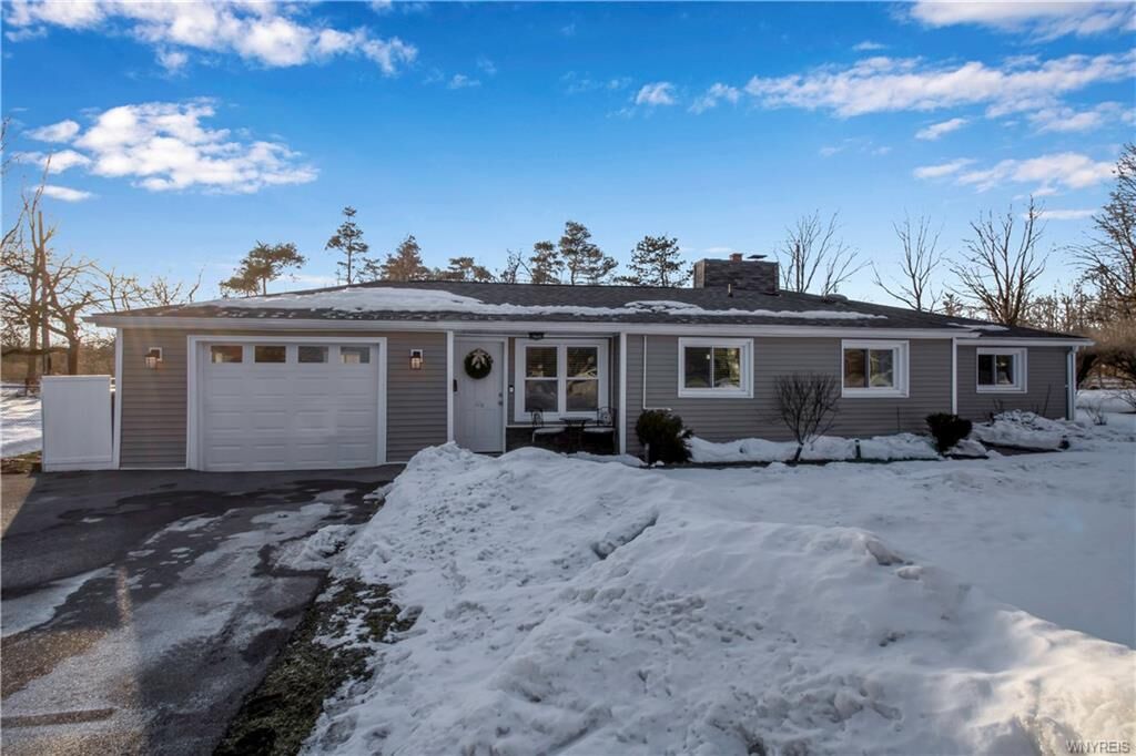 Property Photo:  25 Bellingham Drive  NY 14221 