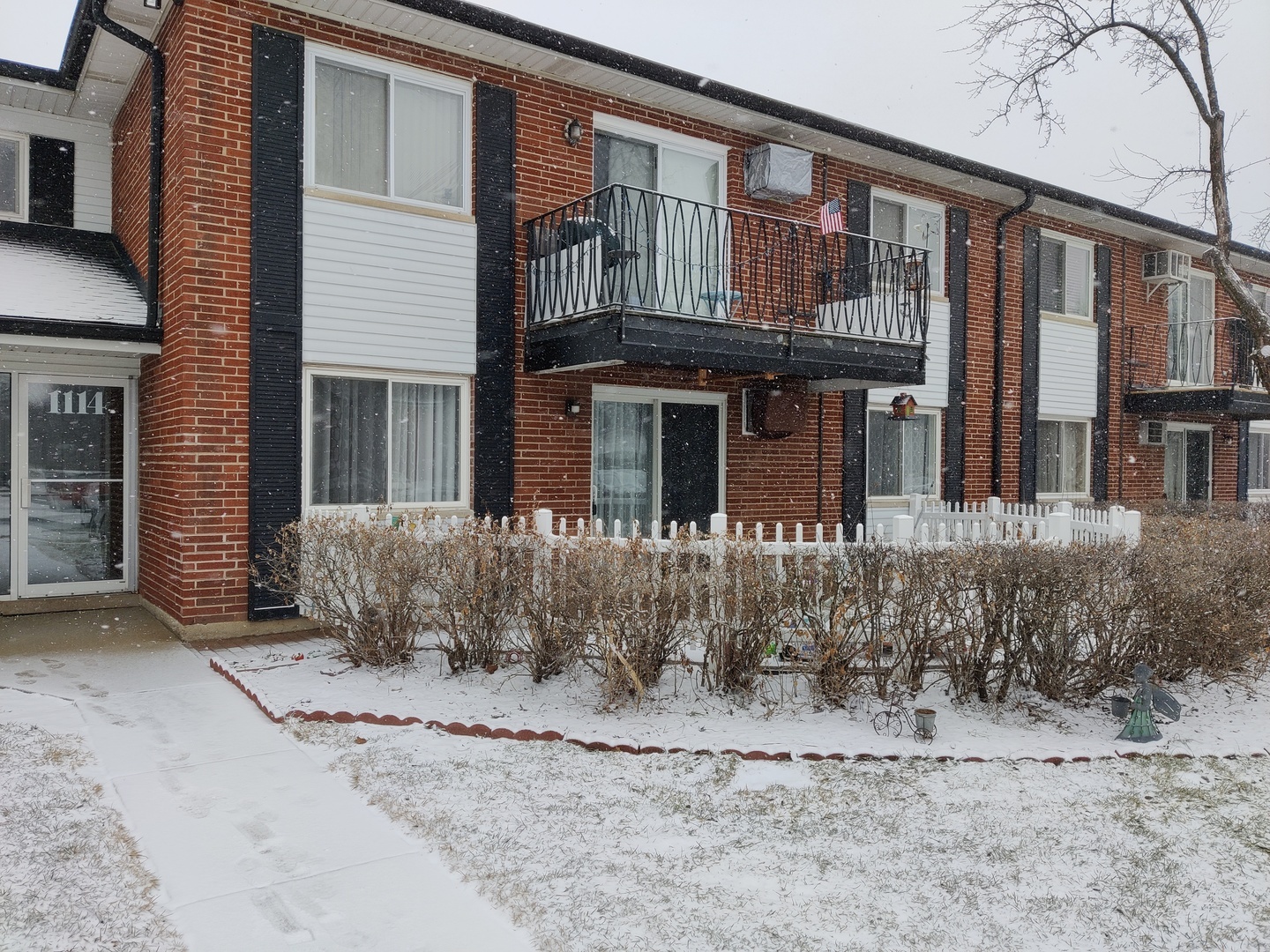 Property Photo:  1114 N Dale Avenue 1D  IL 60004 