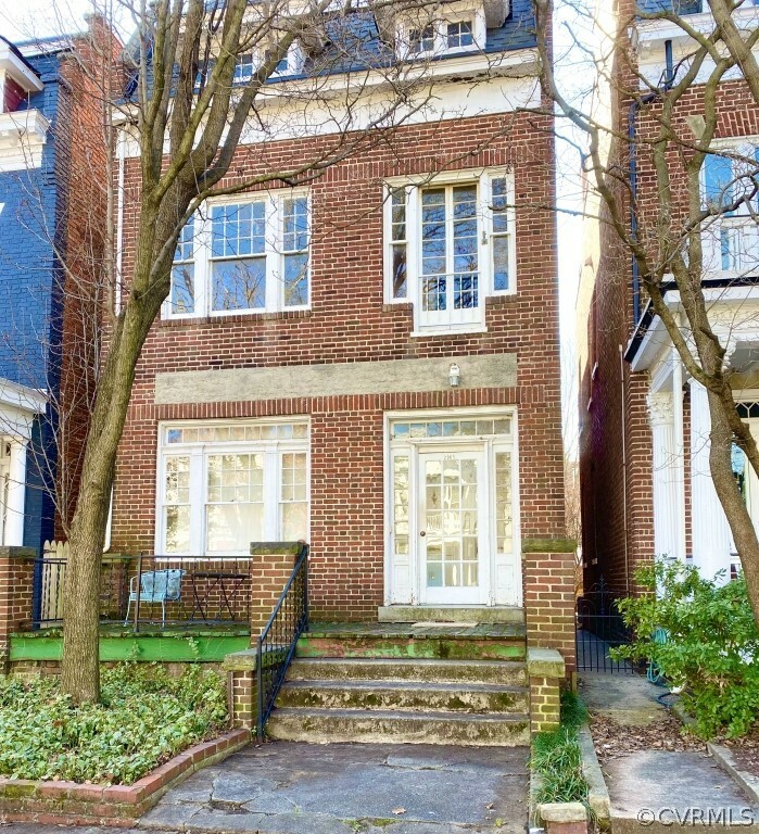 Property Photo:  2905 W Grace Street  VA 23221 