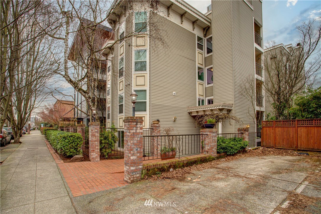 Property Photo:  521 Summit Avenue E 102  WA 98102 