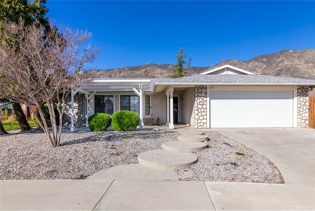 Property Photo:  215 Yellowstone Ct  CA 92583 