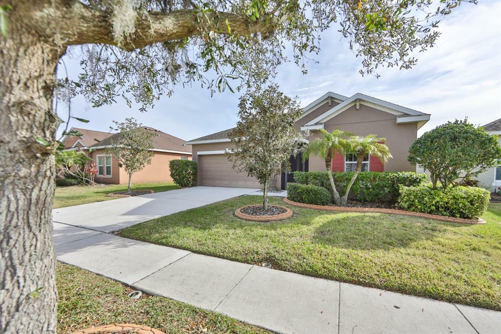 Property Photo:  711 Parker Den Drive  FL 33570 