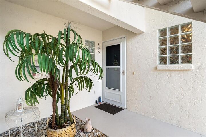 Property Photo: 817 Montrose Drive 103 FL 34293