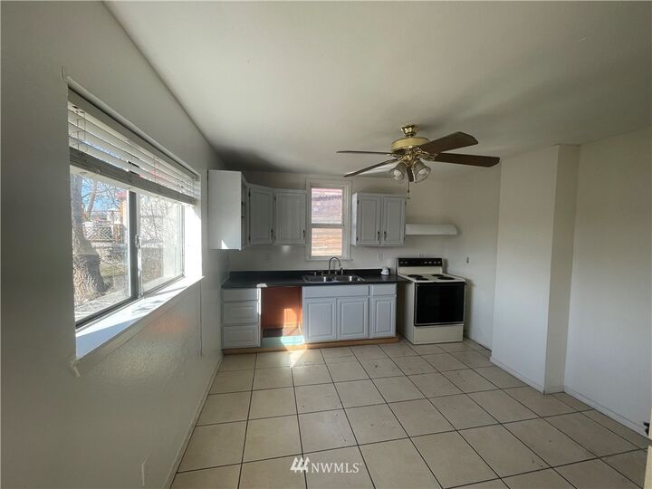 Property Photo: 330 Edmonds Street WA 98841