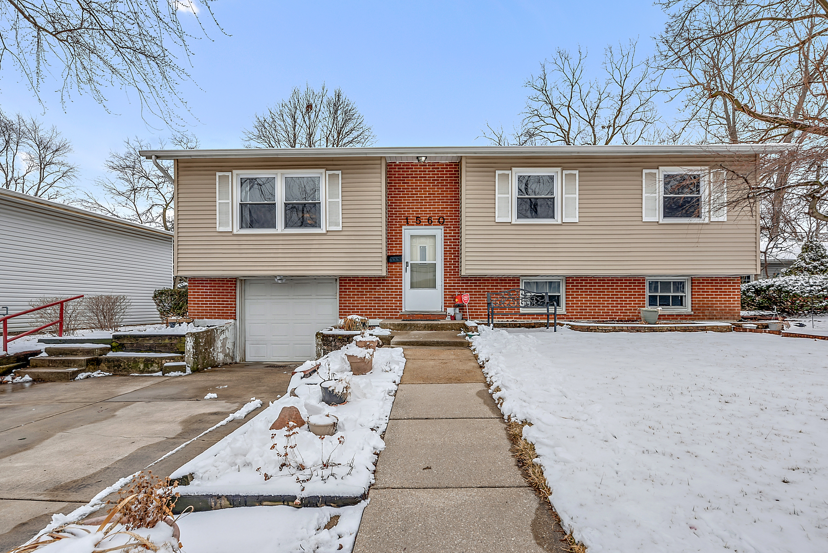 Property Photo:  1560 Spruce Avenue  IL 60133 