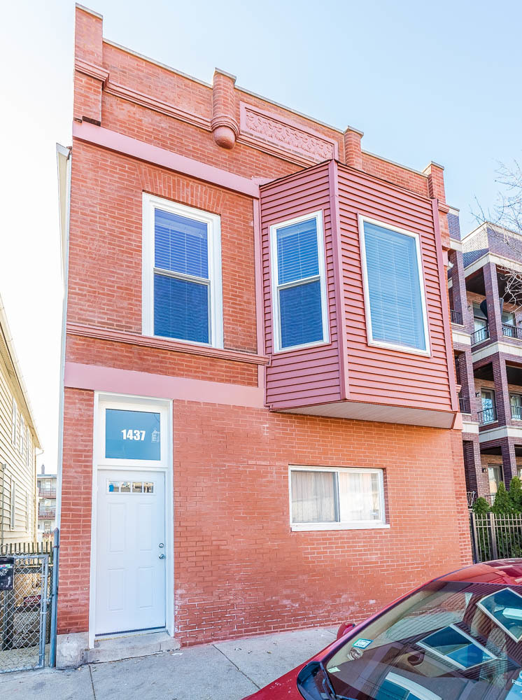 Property Photo:  1437 W Augusta Boulevard 2  IL 60642 