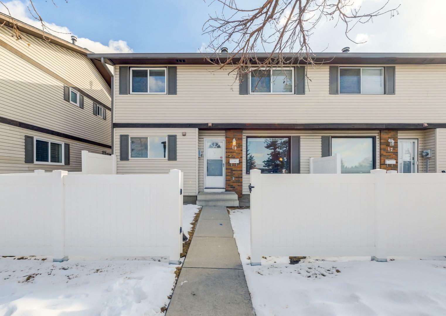 Property Photo: 19, 740 Bracewood Drive SW 19 AB T2W 3N3