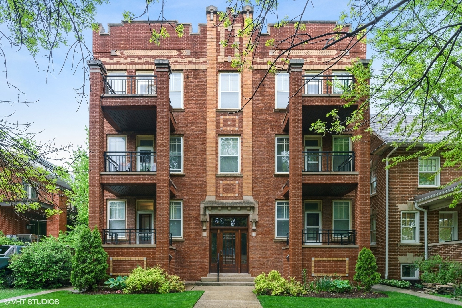 Property Photo: 4050 W Warwick Avenue 2W IL 60641