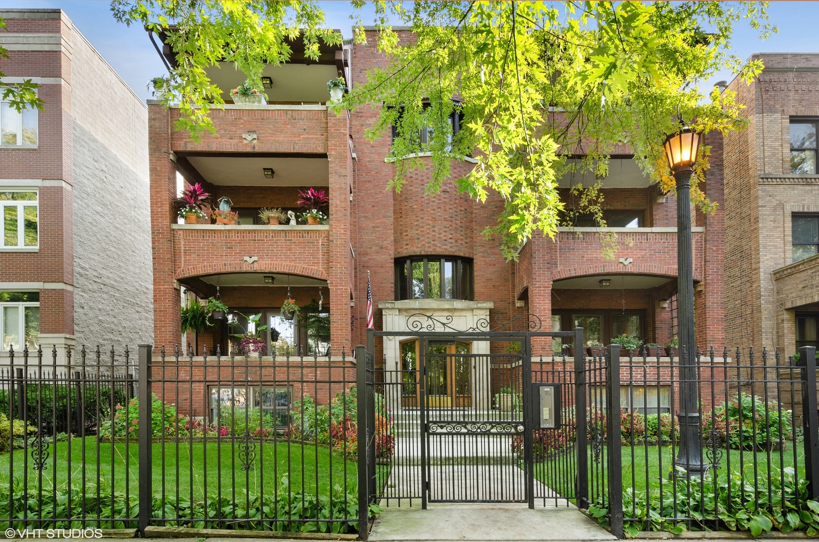 Property Photo: 4637 N Magnolia Avenue 2 IL 60640