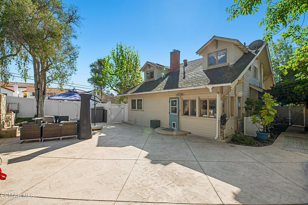 Property Photo:  627 E Pleasant Street  CA 93060 