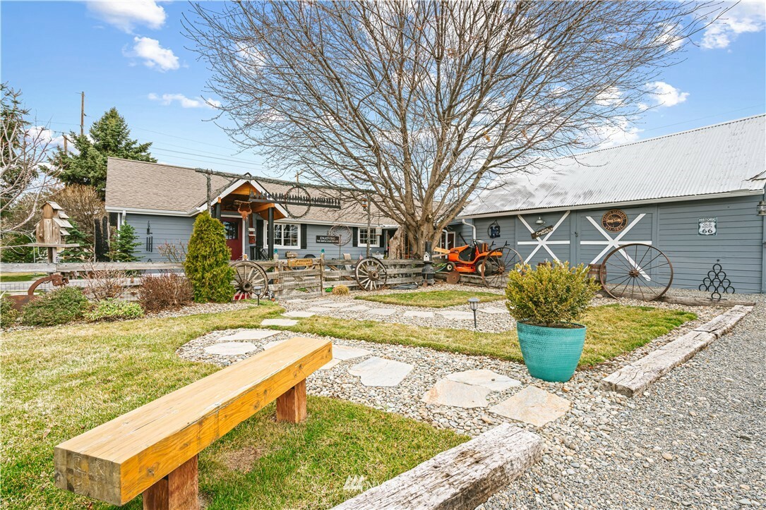 Property Photo:  1102 N Pfenning Road  WA 98926 