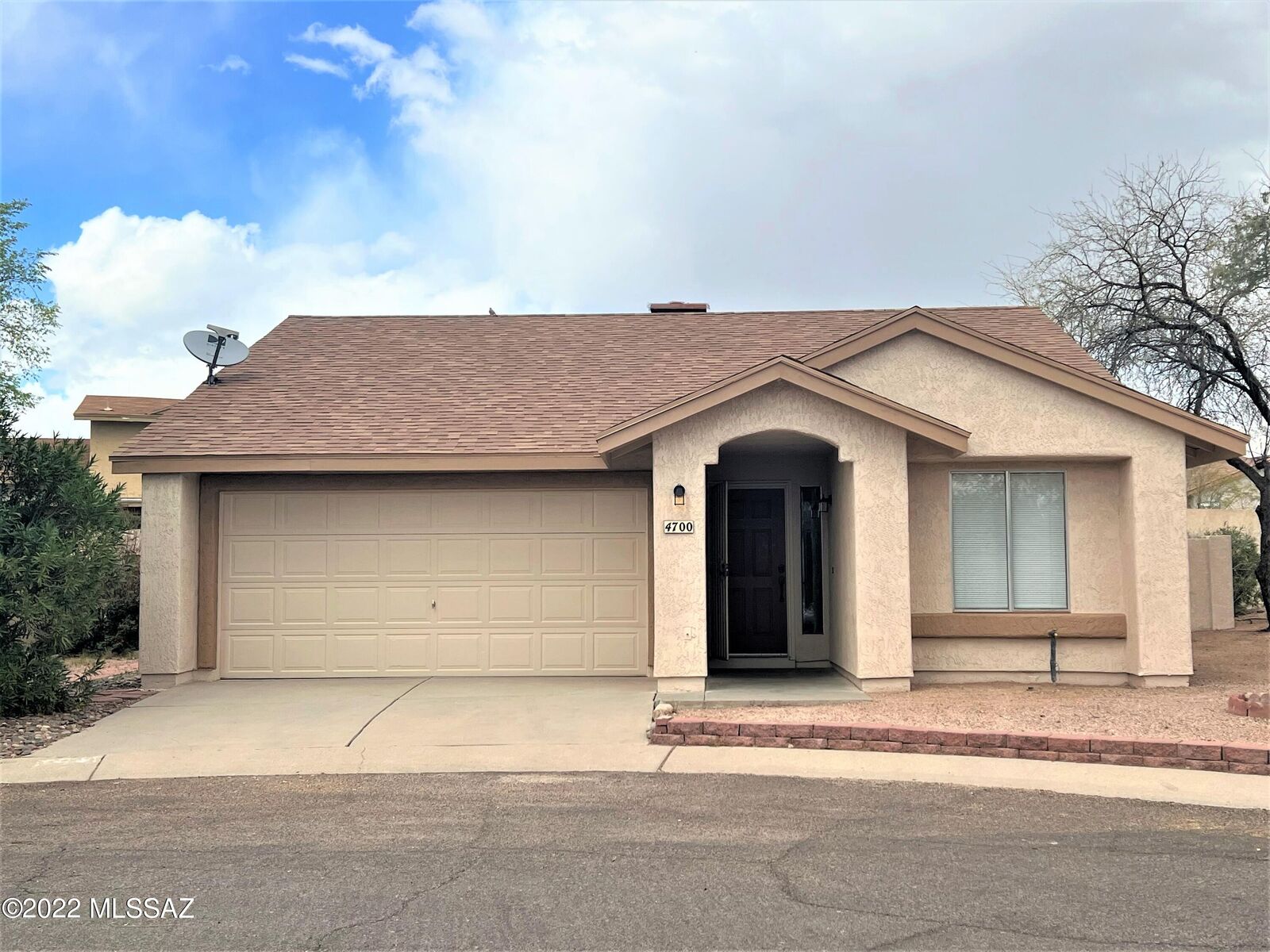 Property Photo: 4700 W Sleepydale Court AZ 85741
