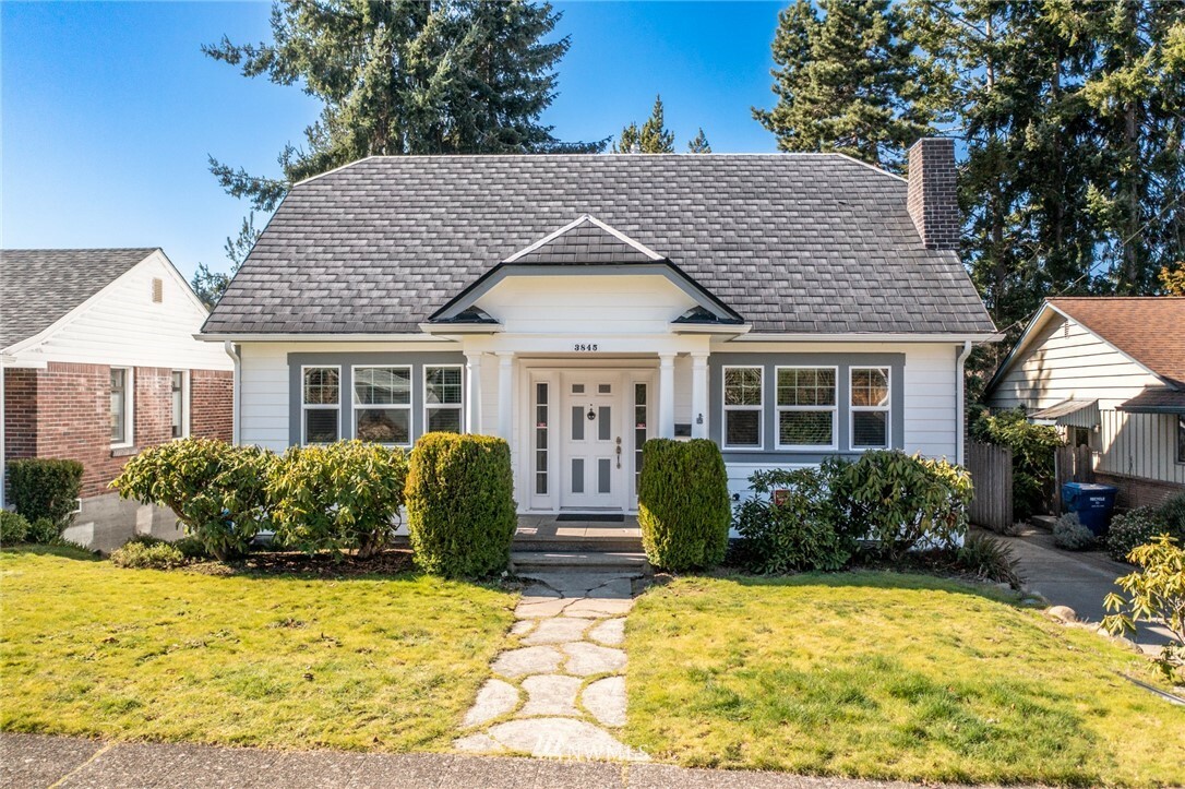 Property Photo:  3845 33rd Avenue W  WA 98199 