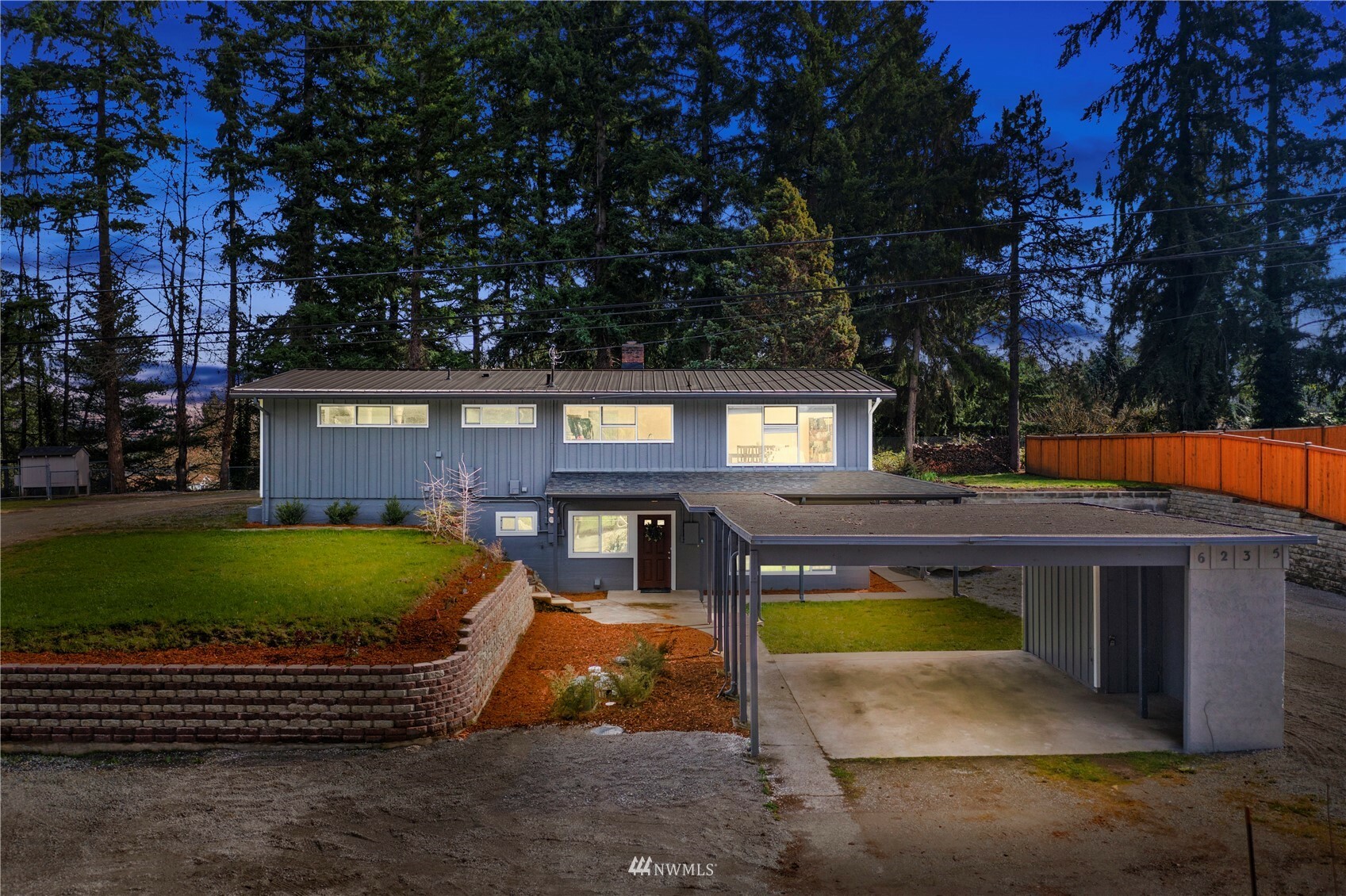 Property Photo: 623 625 108th Avenue Ct E WA 98372