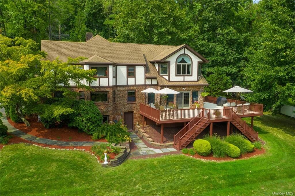 Property Photo:  8 Hawthorne Place  NY 10960 