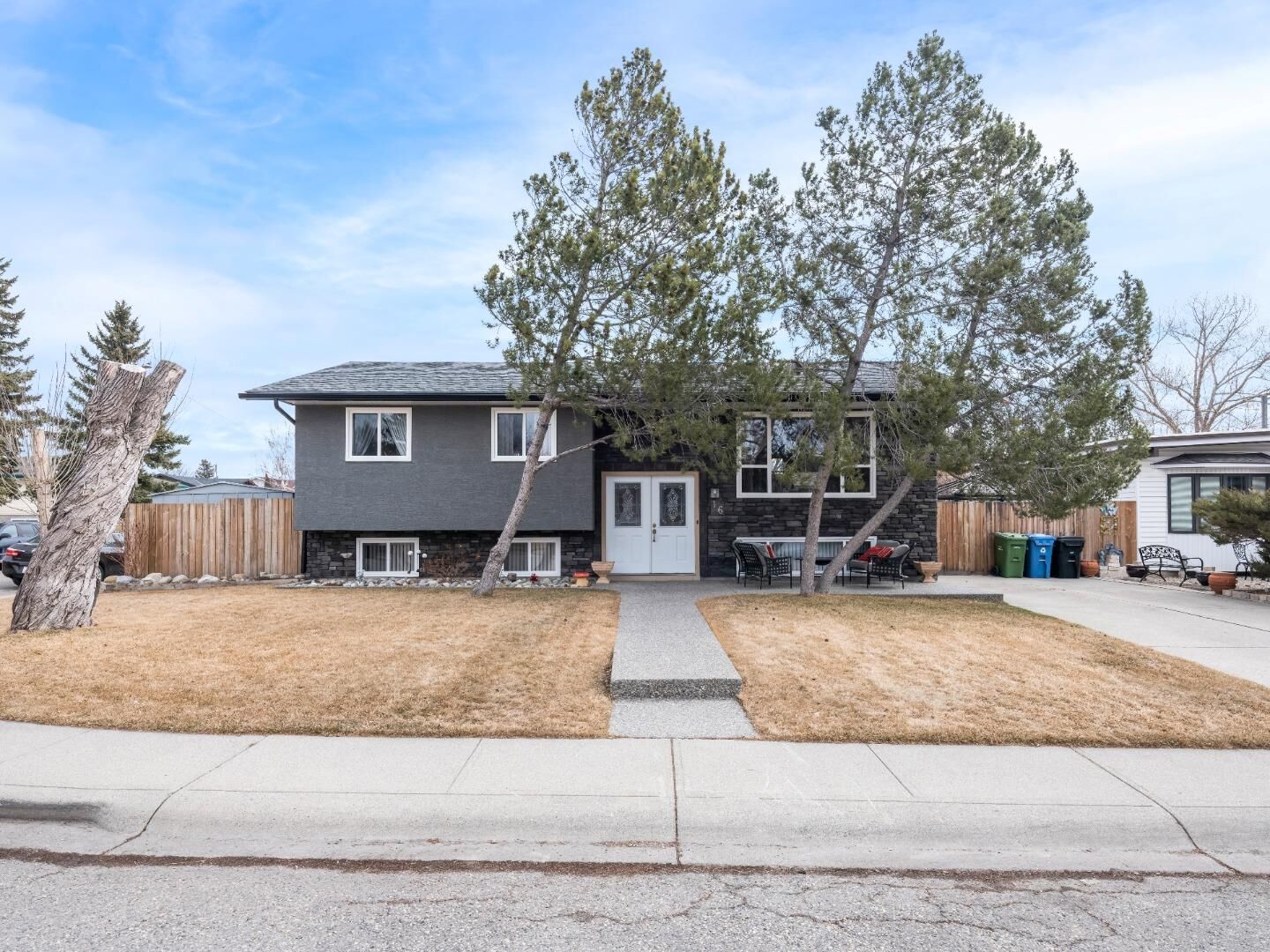 Property Photo:  16 Maryvale Crescent NE  AB T3A 3Z6 