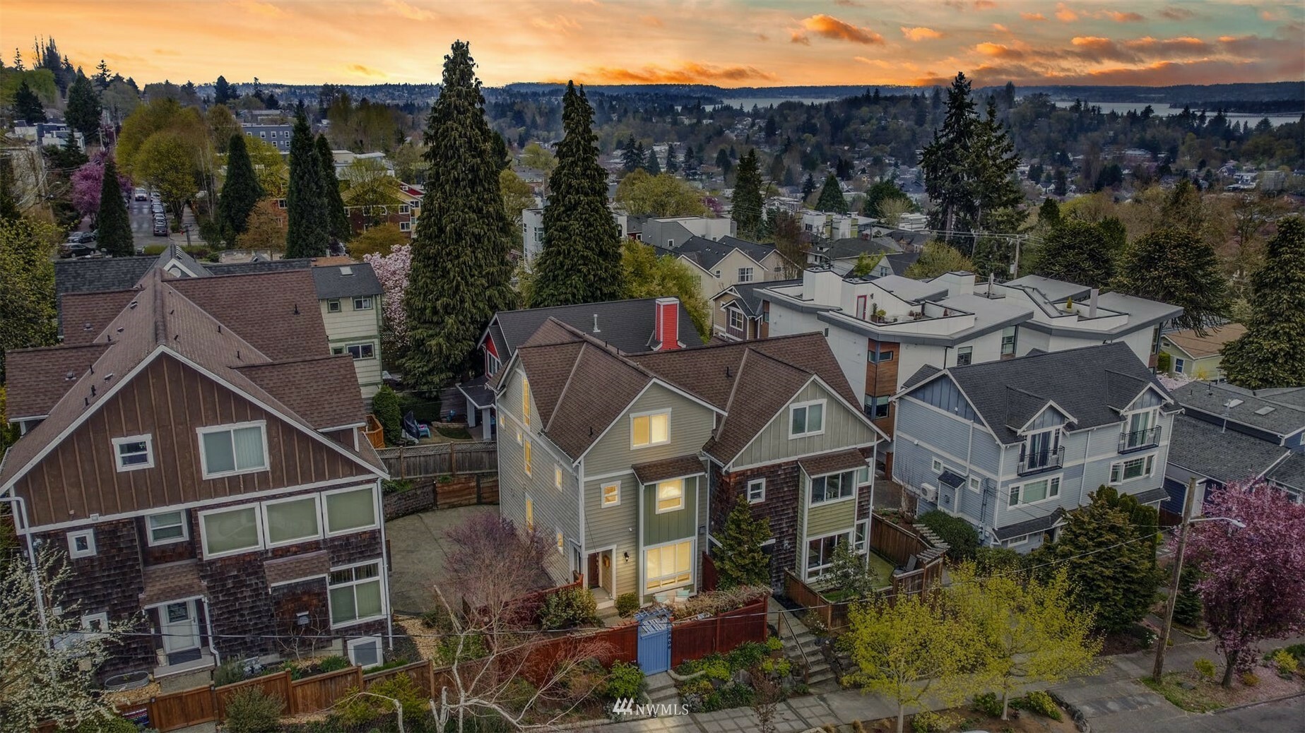 Property Photo:  2406 E Olive St  WA 98122 