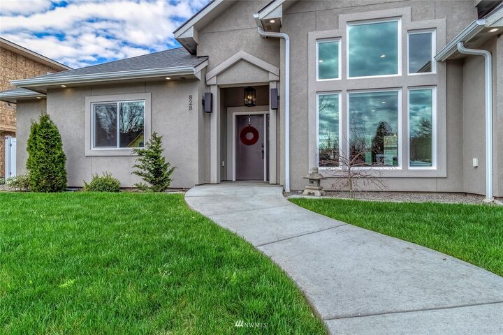 Property Photo: 828 SE Whispering Creek Court WA 99324