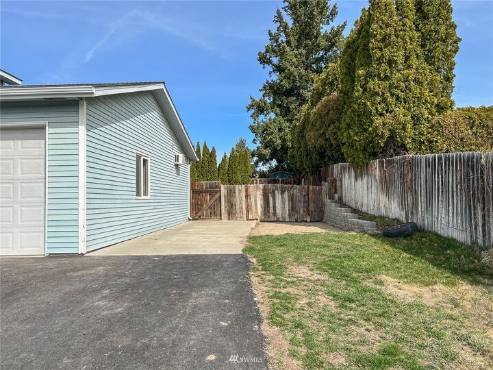 Property Photo: 1097 10th Street NE WA 98802