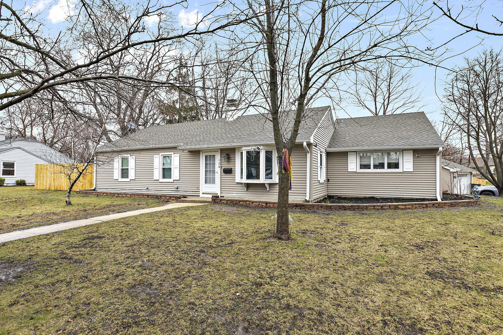 Property Photo:  128 E Briarwood Drive  IL 60107 