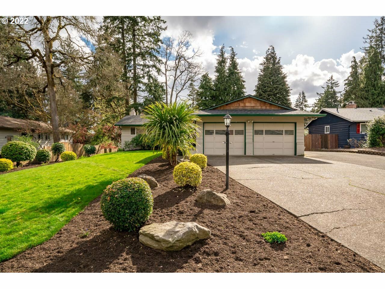 Property Photo: 16771 SE Fircrest Ct OR 97267