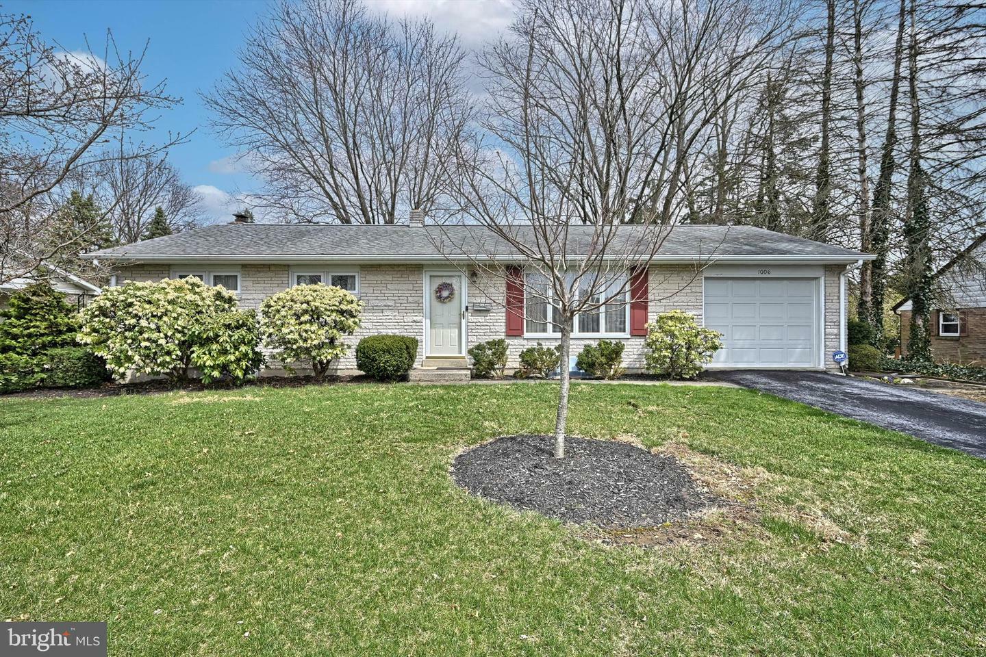 Property Photo:  1006 Lilac Lane  PA 17042 