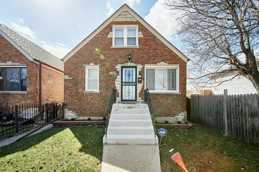 Property Photo:  2122 N Mobile Avenue  IL 60639 