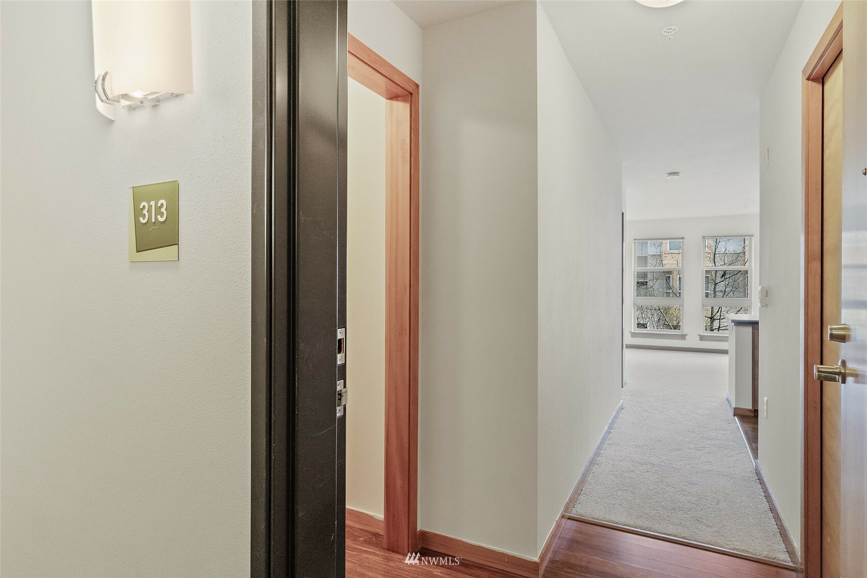 Property Photo: 827 Hiawatha Place S 313 WA 98144
