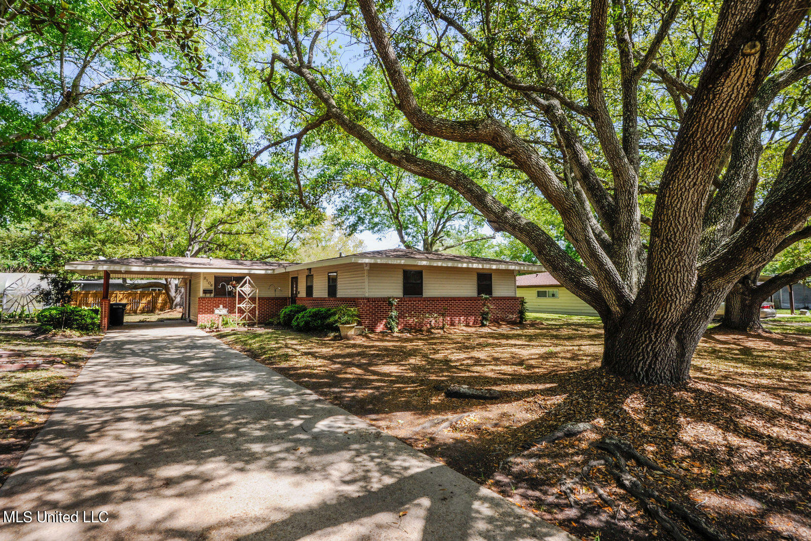 2106 Meadowbrook Street  Pascagoula MS 39567 photo