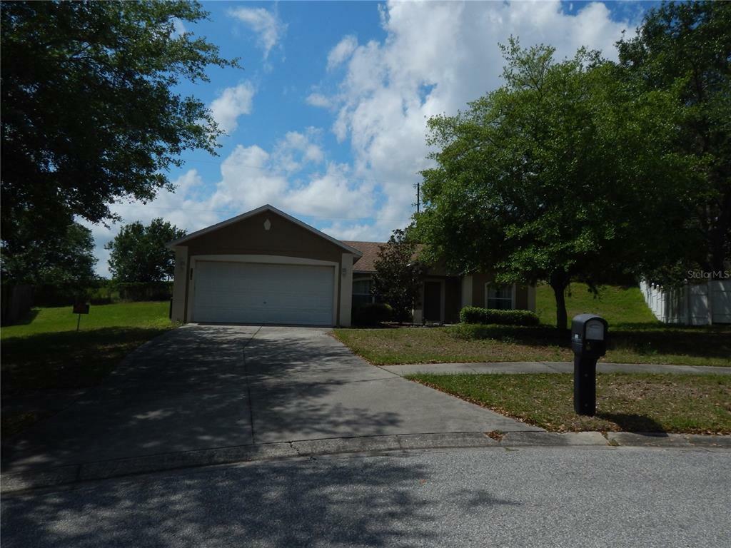 Property Photo:  106 Carlyle Street  FL 34715 