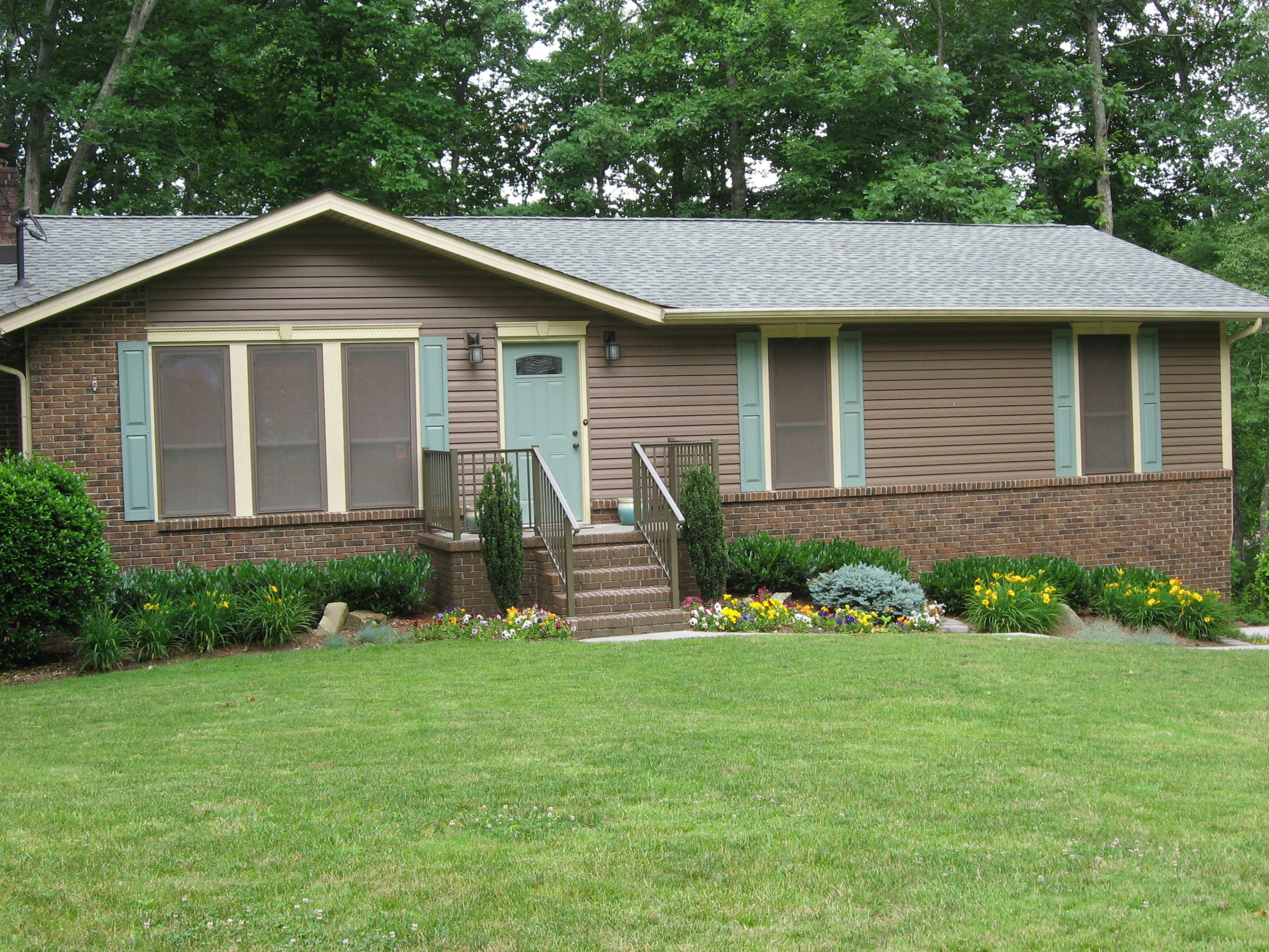 Property Photo:  1503 Ceylon Rd  TN 37909 