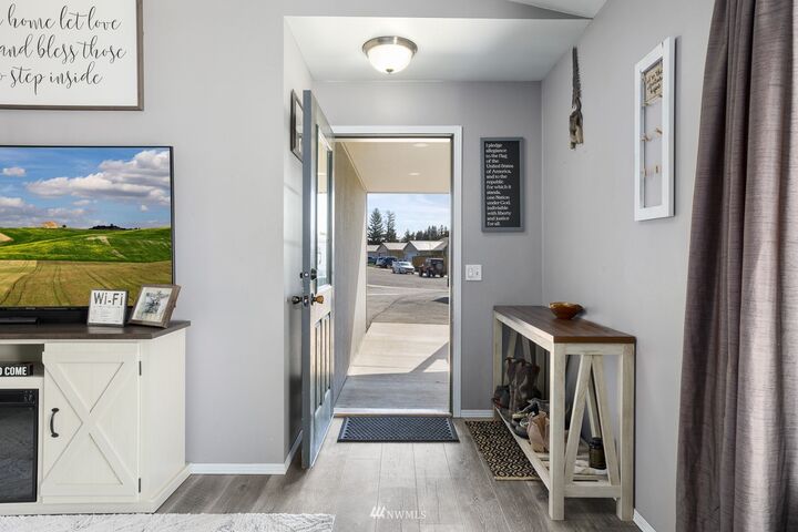 Property Photo: 2713 Canal Street WA 98926