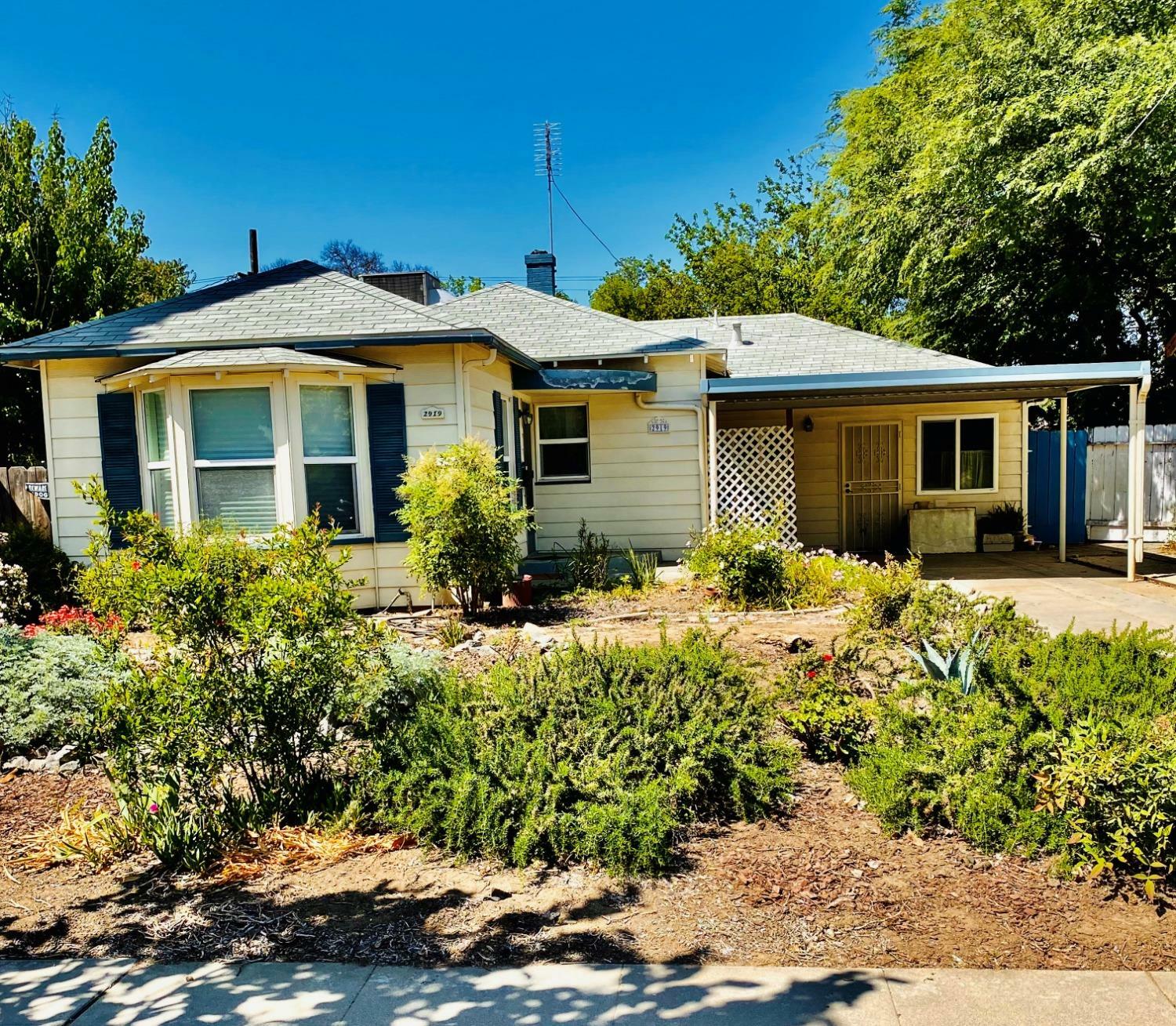 Property Photo:  2919 N Adoline Avenue  CA 93705 