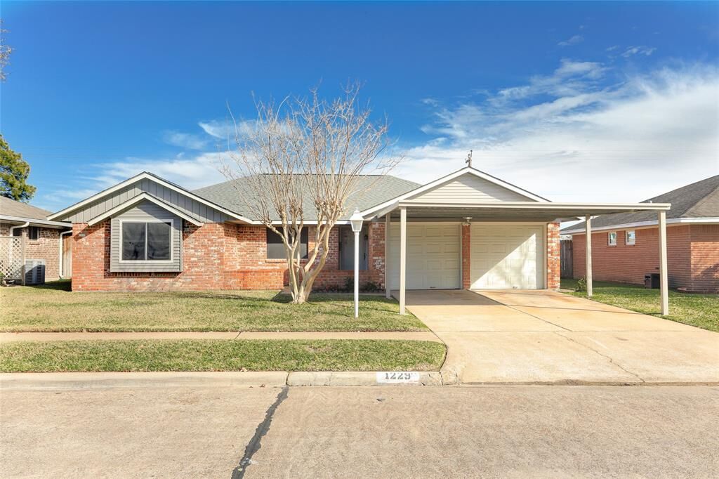 Property Photo: 1229 E Dartmouth Lane TX 77536